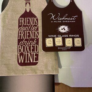 This set contains a wine apron and set of 4 wine glass rings